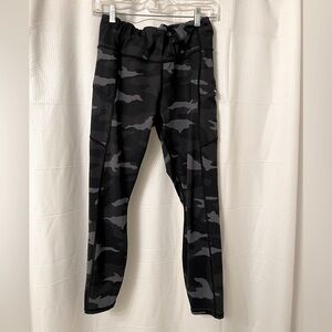 Athleta Black Camo Contender 7/8 Mid-Rise Leggings w/ Zipper Pockets Sz Medium
